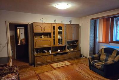 Apartament cu 3 camere nedecomandat, mobilat în Central