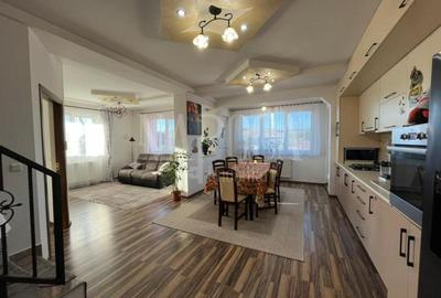 Apartament cu 4 camere semidecomandat, mobilat în Florești
