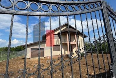 Casa la rosu in Peris