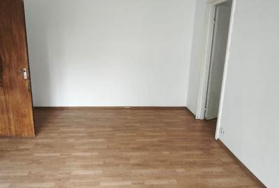 Apartament cu 3 camere semidecomandat în Brâncoveanu