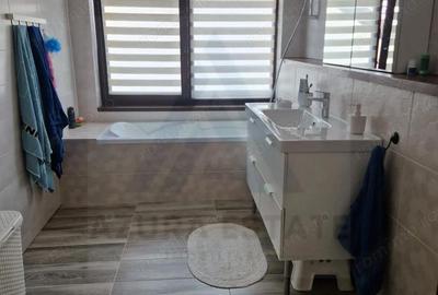 Casă cu Teren 463 Mp în Central - 2