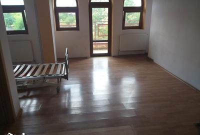 Spațiu comercial, de 700 mp, în Central - 8