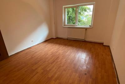 2 semidecomandate la parter cu centrala si termopan, Liceul Karpen - 3