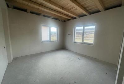 Casă cu 4 camere cu Teren 400 Mp în Luna - 10