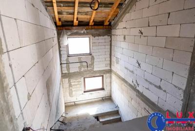 Casă cu 6 camere cu Teren 2564 Mp în Mineri - 2