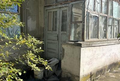 Casă cu 2 camere cu Teren 860 Mp în Central