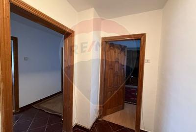 Apartament cu 3 camere de închiriat în zona 1 Mai - 2