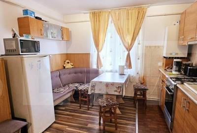 Apartament de vanzare, cu 3 camere, decomandat, 68mp, parter - 8