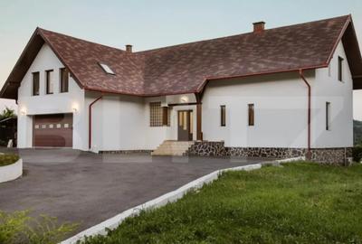 Casă cu 4 camere cu Teren 2456 Mp în Livezeni - 2
