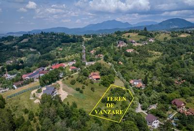 Teren Bran in centru cu priveliste catre castel - 4