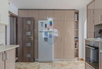 Casă cu 10 camere cu Teren 1074 Mp în Moieciu - 3