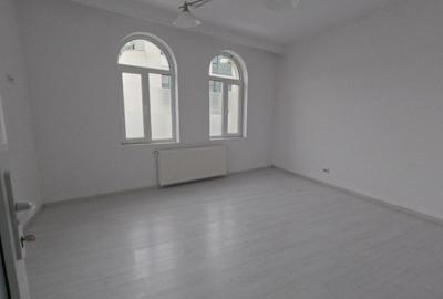 Casă individuală cu 9 camere cu Teren 215 Mp în Eminescu - 15