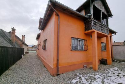 Casă cu 4 camere cu Teren 573 Mp în Central