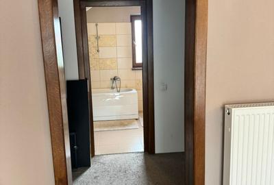 Casa superba intr-o zona linistita - 4 dormitoare, 3 bai, living spatios si grad - 18
