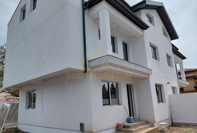 Duplex cu 7 camere cu Canalizare în Central