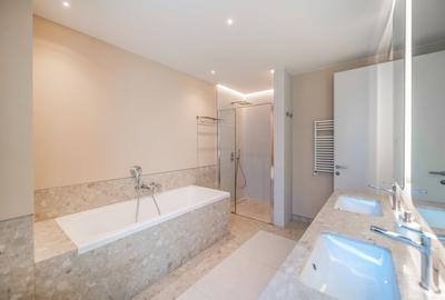 Apartament cu 4 camere decomandat în Capitale - 4