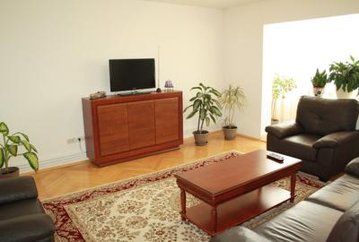 Apartament cu 3 camere decomandat, mobilat în Central - 1