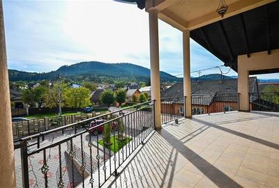 Resedinta distincta, mobilata cu rafinament, pe 1.000 mp teren, Central, Sacele, - 32