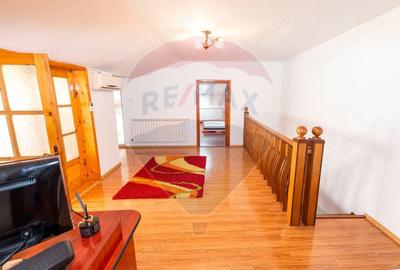 Casă cu 5 camere cu Canalizare în Central - 2