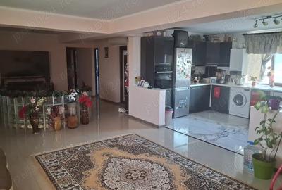 Casă cu 8 camere cu Teren 1000 Mp în Central - 1
