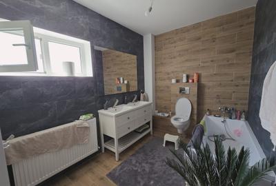 Duplex cu perete dublu- 4 camere - 2 bai - apa curenta - canalizare - pod - 9