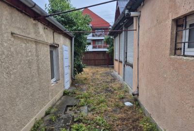 De vânzare teren 615 mp cu două construcții, str.Dumbrava Roșie - 9