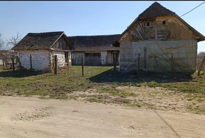 Teren intravilan cu casă. 6150mp - 2