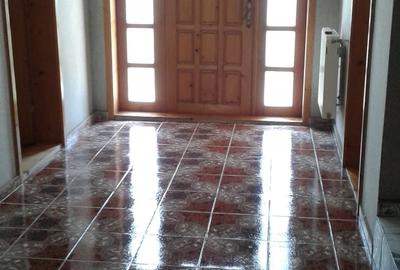 Casă individuală cu 10 camere cu Teren 700 Mp în Central
