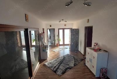 Casă cu 6 camere cu Teren 300 Mp în Central - 2