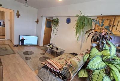 Apartament cu 4 camere semidecomandat în Berceni