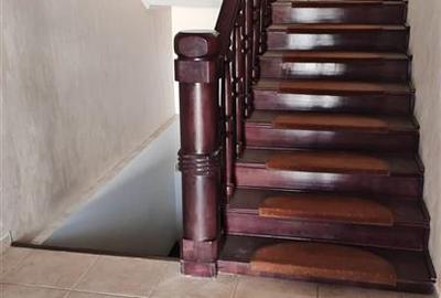 Casă cu 6 camere cu Garaj în Lipovei - 8