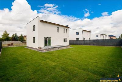 Casă cu 7 camere cu Canalizare în Noua - 13