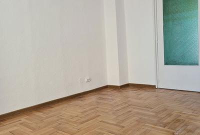 Apartament cu 3 camere decomandat în Buhuși - 4
