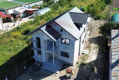Casă cu 5 camere cu Teren 500 Mp în Central - 1