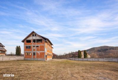 Casă cu Teren 4563 Mp în Central