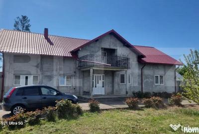 Casă cu 5 camere cu Teren 724 Mp în Gherghița - 4