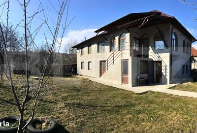 Casă cu 4 camere cu Teren 1250 Mp în Central - 2