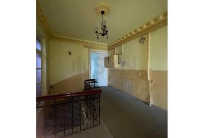 Casă individuală cu 30 camere cu Teren 687 Mp în P-ța Universității - 11