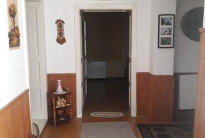 Casă cu 3 camere în Central - 1