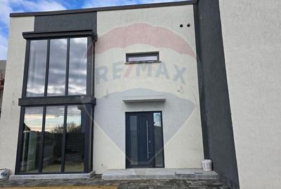 Casa / Vila cu 5 camere de vanzare - 2