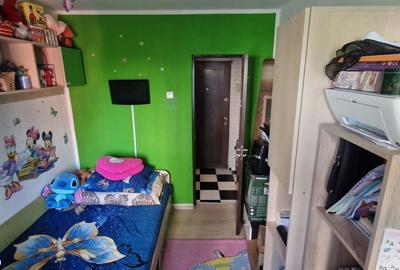 Apartament cu 3 camere în Craiovița Nouă