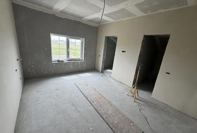 Casă cu 5 camere cu Teren 575 Mp în Moșnița Nouă - 1