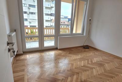 Apartament cu 3 camere semidecomandat în Romană