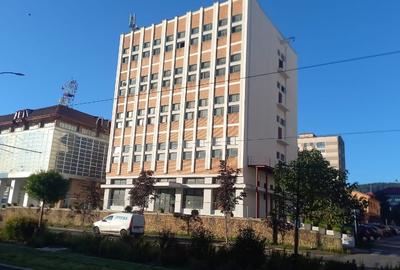 Clădire comercială cu 4 etaje de închiriat BD.Republicii, în Reșița, Caraș-Sever - 3