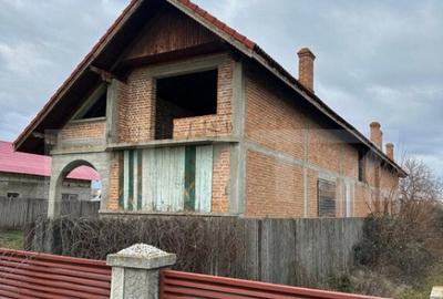 Casă cu 7 camere cu Teren 1400 Mp în Central