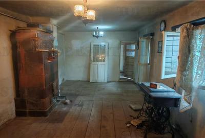 Casa cu 3 camere, garaj si 325mp teren, demolabila, cu toate utilitatile, in Mil - 13