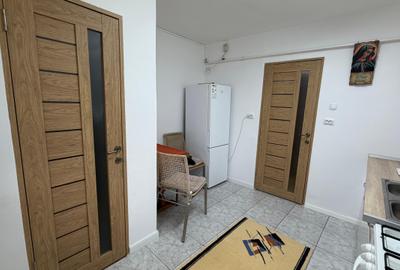 Apartament cu 3 camere, 2 bai si 2 balcoane, decomandat et , cartier MV1 - 2