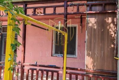 Eroii Revoluției Metrou casa singur curte 73000eur - 2