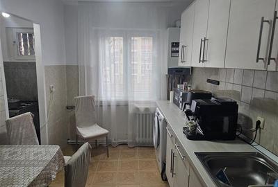Apartament cu 3 camere semidecomandat, mobilat în Micro III - 29