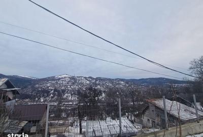 Casă cu 4 camere cu Teren 12000 Mp în Central - 1